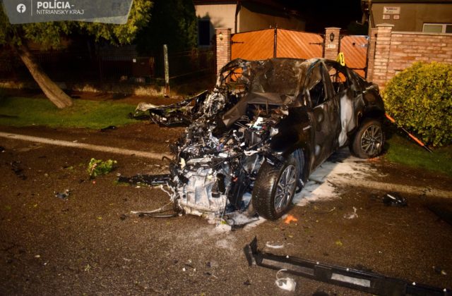 Tragická nehoda pri Leviciach. Auto začalo po náraze do plota horieť, zakliesnený vodič nemal šancu na záchranu (foto)