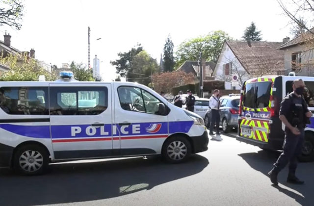 Muž dobodal nožom francúzsku policajtku, útočníka na mieste činu zastrelili (video)