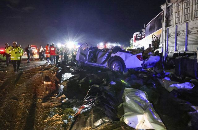 Autobus v daždi prešiel do protismeru, nehoda na diaľnici v Turecku si vyžiadala desať mŕtvych a 39 zranených (video)