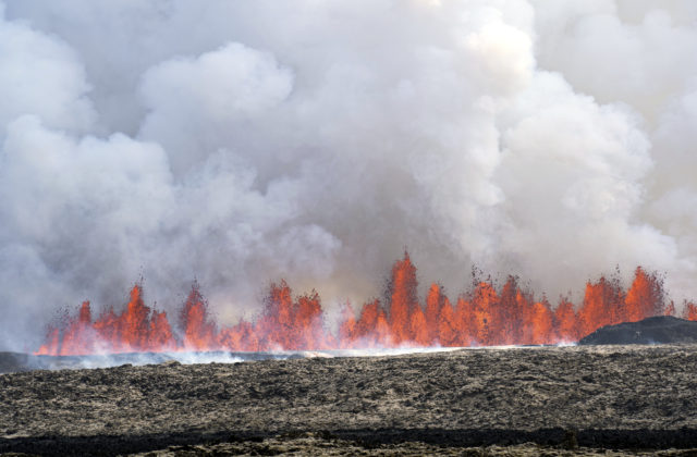 Juhozápad Islandu postihla ďalšia sopečná erupcia, začala sa popoludní po sérii zemetrasení (video+foto)