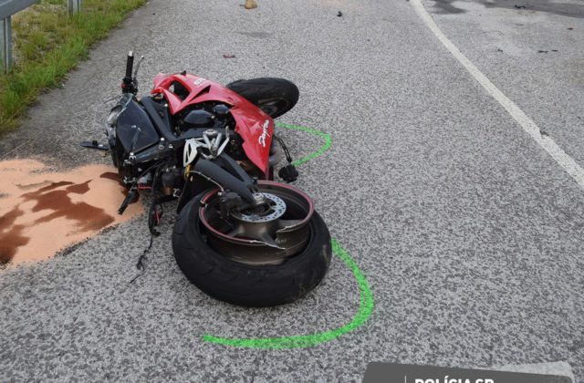 Pri Brezolupoch sa zrazil autobus s motorkárom. Napriek zásahu všetkých záchranných zložiek motocyklista zrážku neprežil (foto)