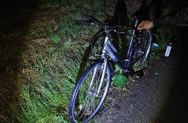 Cyklista zišiel v nočných hodinách z trasy a narazil do stromu, na následky zranení zomrel (foto)