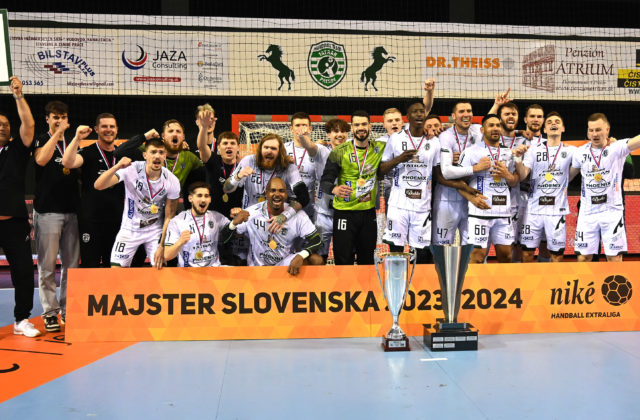 Hádzanári Tatrana Prešov po ročnej prestávke opäť ovládli extraligu a oslavujú osemnásty titul slovenského šampióna
