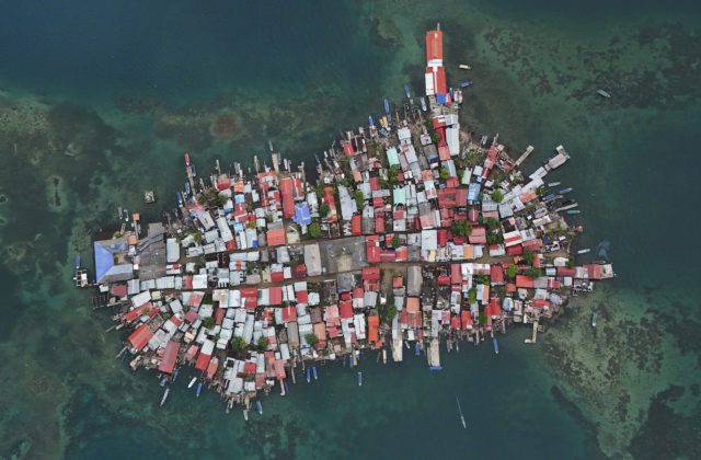 Pre stúpajúcu hladinu mora presídlia zhruba tristo rodín z maličkého panamského ostrova Gardi Sugdub