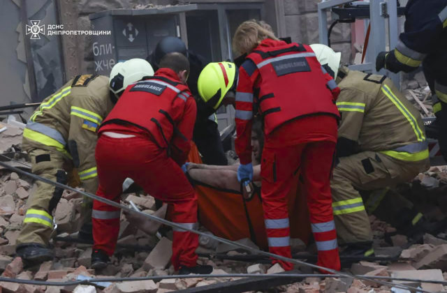 Ruský raketový útok na Dnipro zranil sedem civilistov, je medzi nimi aj jednomesačné dieťa