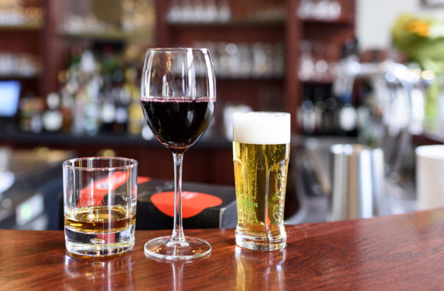 Švédsko a Fínsko uvoľňujú prísne zákony o predaji alkoholu, Štokholm chce povoliť farmársky predaj