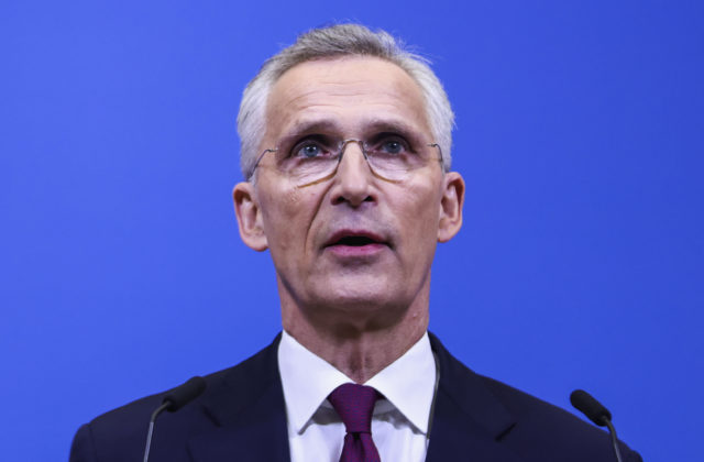 Ukrajina má právo zasahovať „legitímne ciele v Rusku“, vyhlásil Stoltenberg