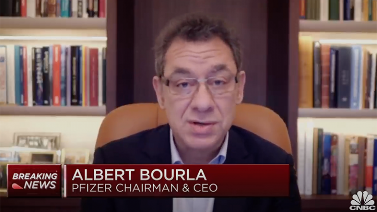 Video: Generálny riaditeľ spoločnosti Pfizer vyhlásil, že štvrtá dávka COVIDu je potrebná „skôr, ako sa očakávalo“
