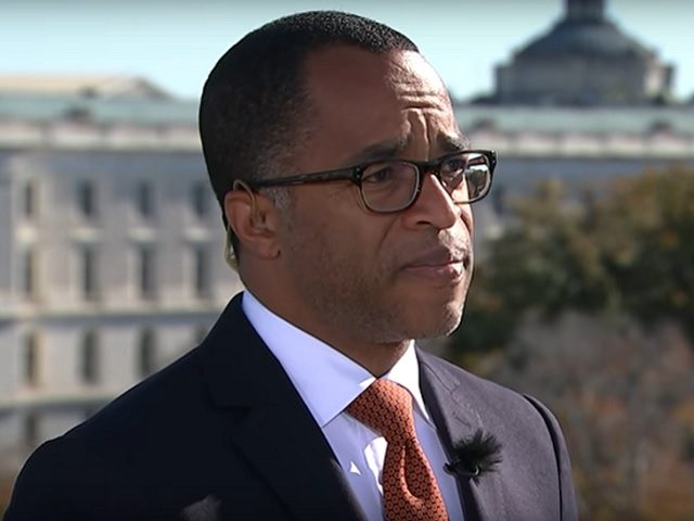 Redaktor Jonathan Capehart: Čierni Američania možno budú musieť „utiecť“ z USA kvôli „bláznivým bielym ľuďom“