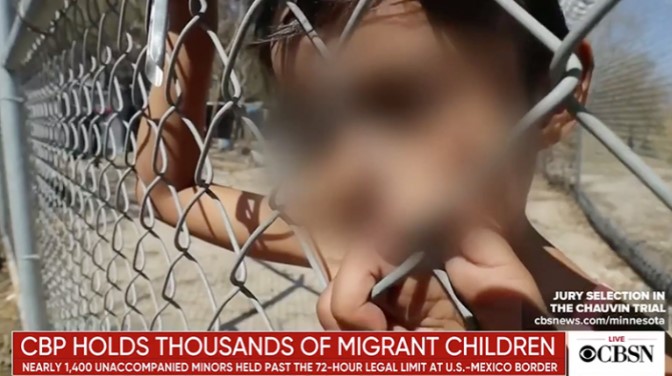 Otrasné video: Deti migrantov v klietkach držaných nad zákonný limit; samotní migranti ich označujú ako bunky „psie búdy“ a „ľadové skrinky“ + VIDEO