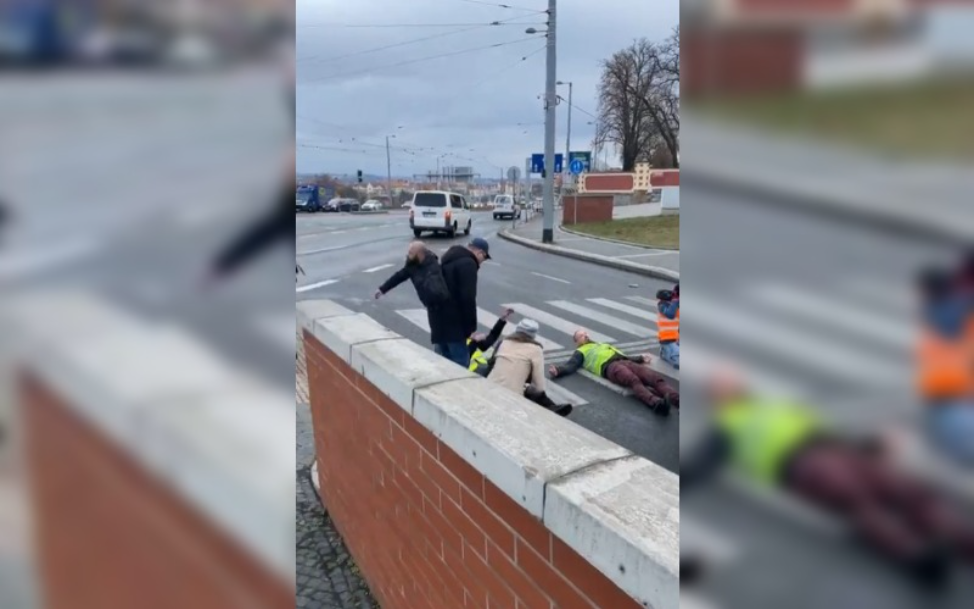 V Česku protestovali za menej kúrenia a plynu. Ľudia ich kopali a ťahali za bundy preč z cesty, ktorú blokovali (Video)