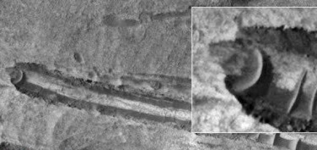 Skalný útvar na Marse vyzerá ako havarované UFO + VIDEO