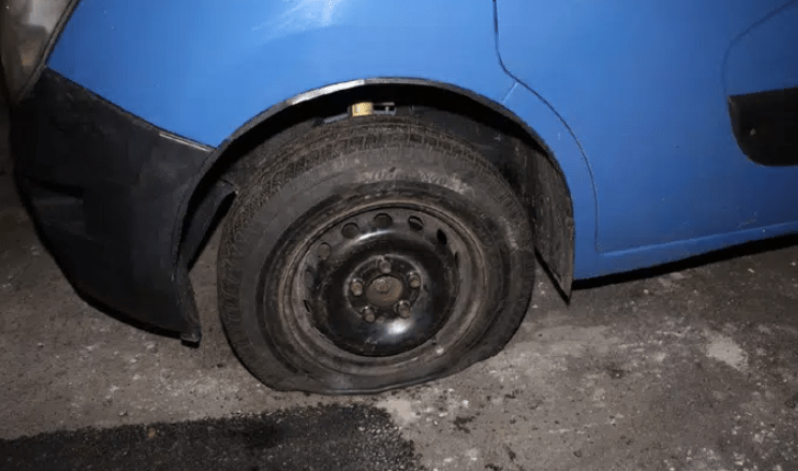 Muž z Prahy prepichoval pneumatiky autám s ukrajinskými značkami