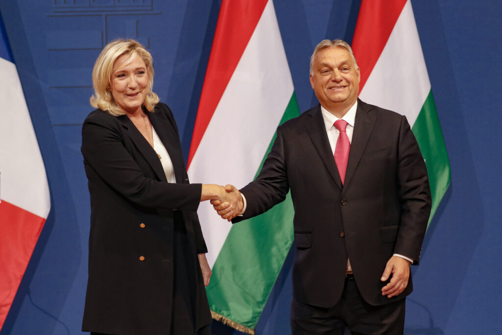 Vyhnite sa osudu Francúzska, varuje Le Penová Maďarov