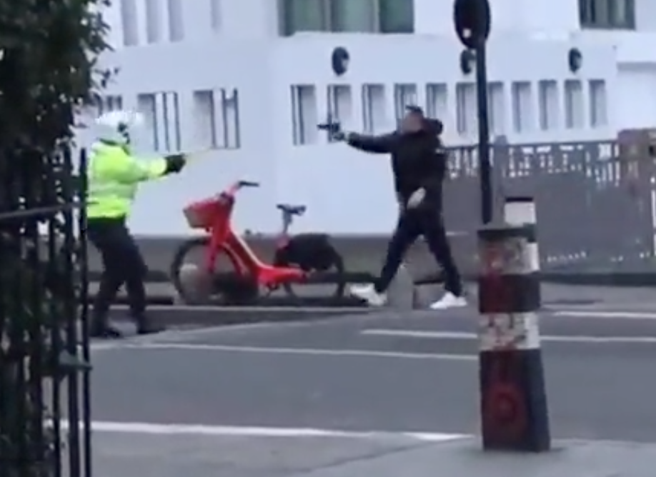 „Nezištný“ osamelý policajt ocenený po tom, ako zneškodnil „ozbrojenca“ v hádke počas londýnskej dopravnej špičky + VIDEO