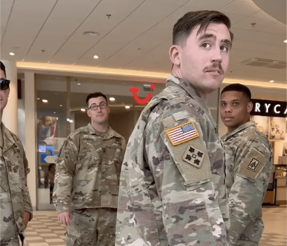 VIDEO: Muž napáda amerických vojakov v poľskom obchodnom centre, obviňuje ich z toho, že sú šíriteľmi „sodomie“, a tvrdí, že ide o „americký vývoz č. 1“