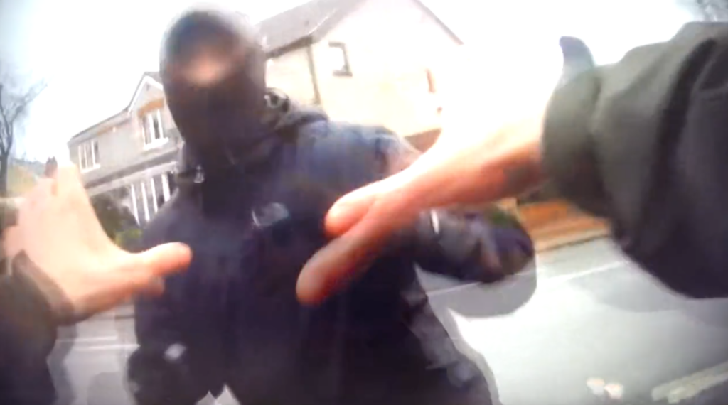 VIDEO: Utajeného britského novinára napadol na ulici krajne ľavicový Antifa