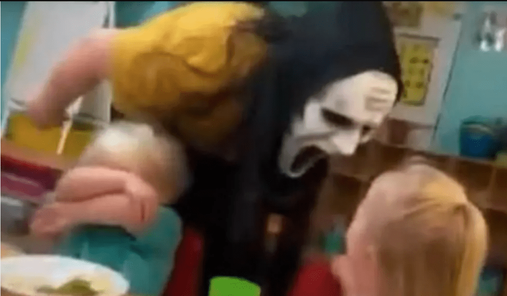 Video ukazuje, ako pracovníčka škôlky desí plačúce batoľatá halloweenskou maskou