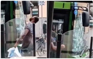 Šokujúce video: „Migrant“ zničil autobus v Taliansku