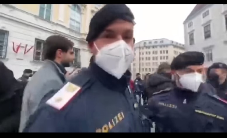 Masaker v Rakúsku: Nahnevaní ľudia tam útočia na politikov. Polícia sa nestíha obzerať (VIDEO)