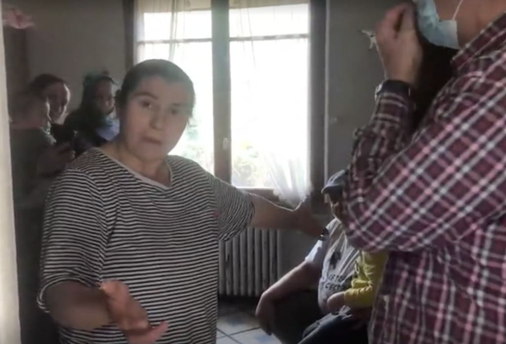 Francúzskeho viceprimátora zatkli po tom, ako sa pokúsil vyhodiť rómsku rodinu z domu svojich rodičov – VIDEO