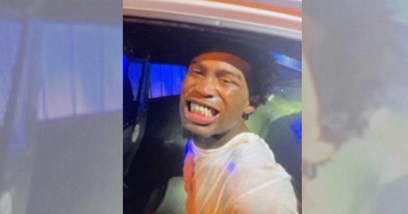Muž, ktorý naživo vysielal masovú streľbu na Facebooku, sa po zatknutí usmieva