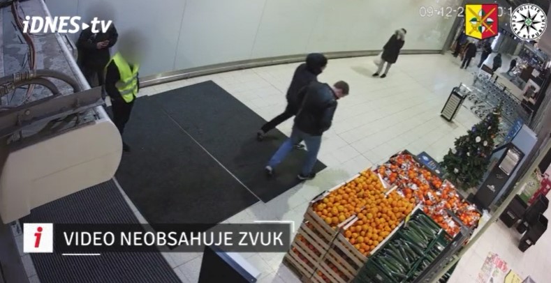 Brutálny útok v Prahe. Zákazník zranil ochránkára kvôli tomu, že ho poprosil, aby si nasadil rúško (VIDEO)
