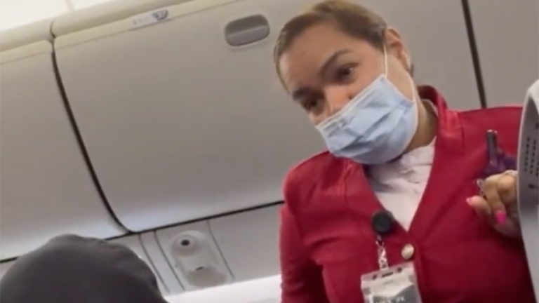 Video: Muža vyhodili z letu za to, že mal na sebe mikinu s nápisom „F*CK BIDEN“, aj keď si ju vyzliekol
