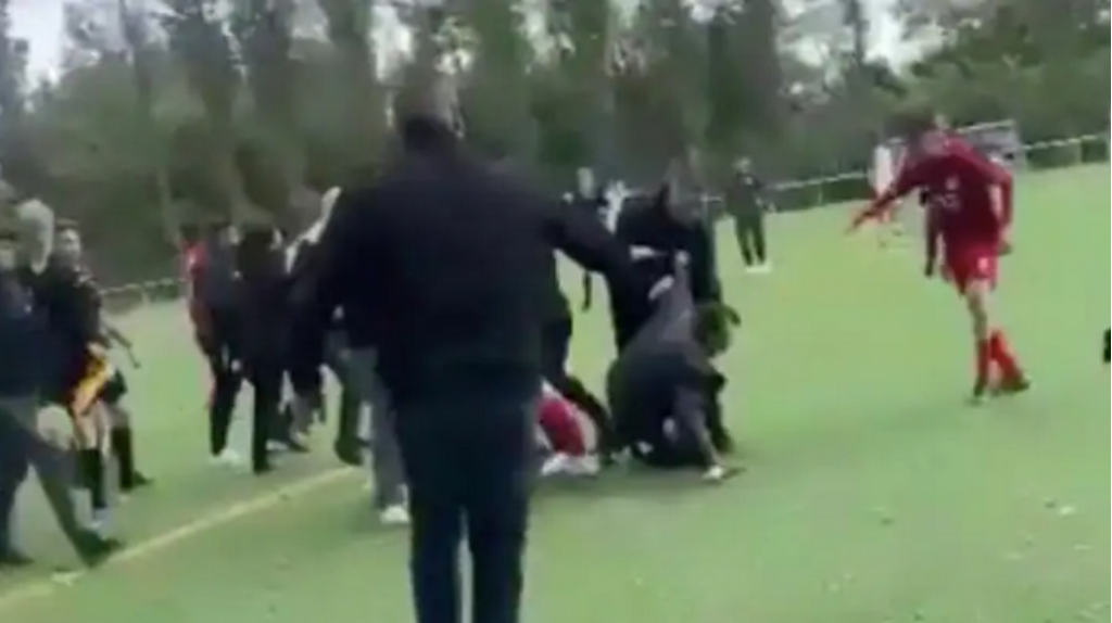 Turecký migrant sa pokúsil bodnúť mladého futbalistu počas zápasu na hracej ploche pomenovanej po Georgeovi Floydovi v Berlíne
