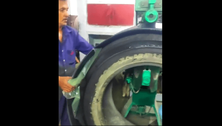 Toto ste ešte nevideli. Ako spraviť zo starej pneumatiky úplne novú (VIDEO)