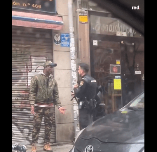 Čo média utajujú? Video so španielskou políciou vyvolalo pobúrenie. Zmlátili mužov čiernej pleti