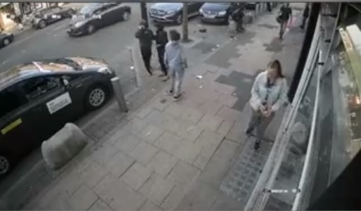 Šokujúce video: Brutálny boj s mačetami na ulici vo Veľkej Británií