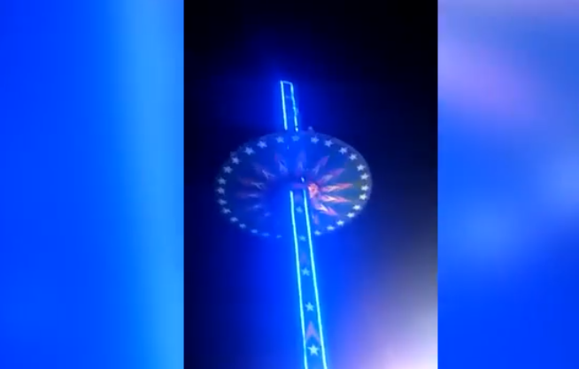 Desivý moment na kolotočoch. Karnevalove kolo narazilo na zem a v tom… (VIDEO)