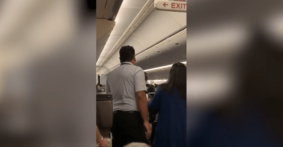 Letuška z leteckej spoločnosti United bola prevezená do nemocnice po hádke s nahnevaným cestujúcim