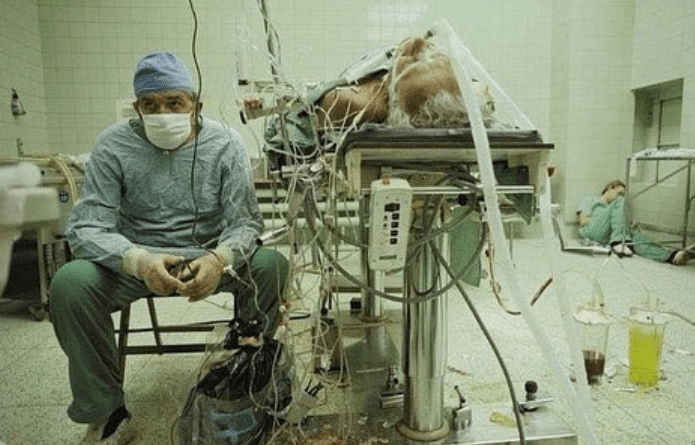 Bez komentára: Doktor Religa monitoruje životné funkcie svojho pacienta po 23 hodinách úspešnej transplantácie srdca