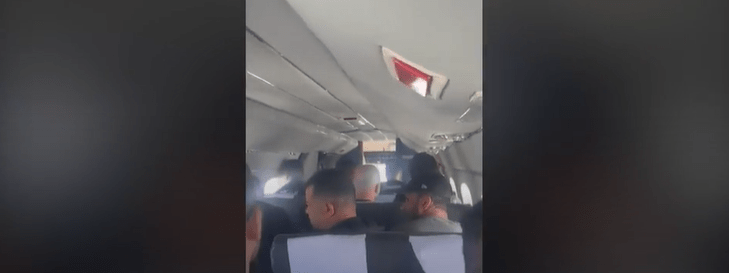 Desivý okamih: uprostred letu sa náhle otvoria núdzové dvere lietadla