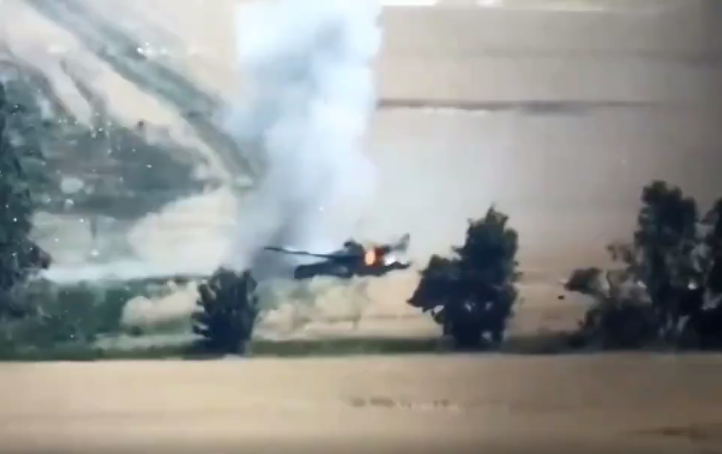 Veliteľ tanku, ktorý opustil bojové vozidlo v panike priamo uprostred bitky, bol zachytený na videu