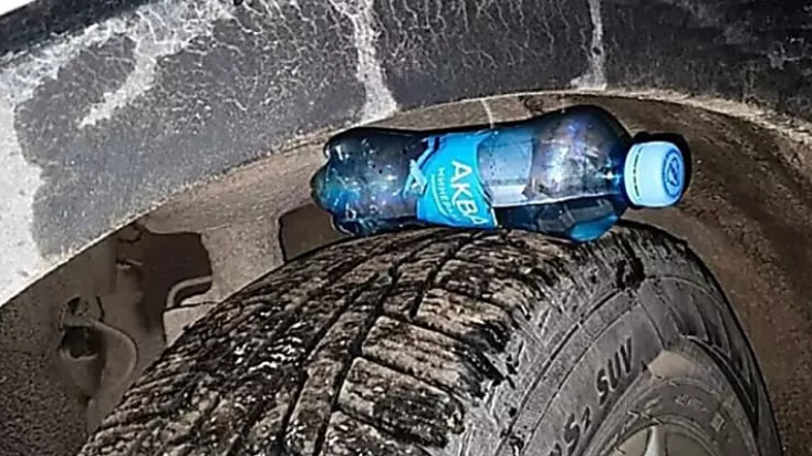 Pri parkovaní vždy dajte plastovú fľašu na pneumatiku, tu je dôvod…