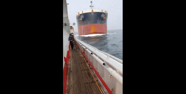 VIDEO: Nákladná loď sa zrazila s čínskou rybárskou loďou pri Singapure