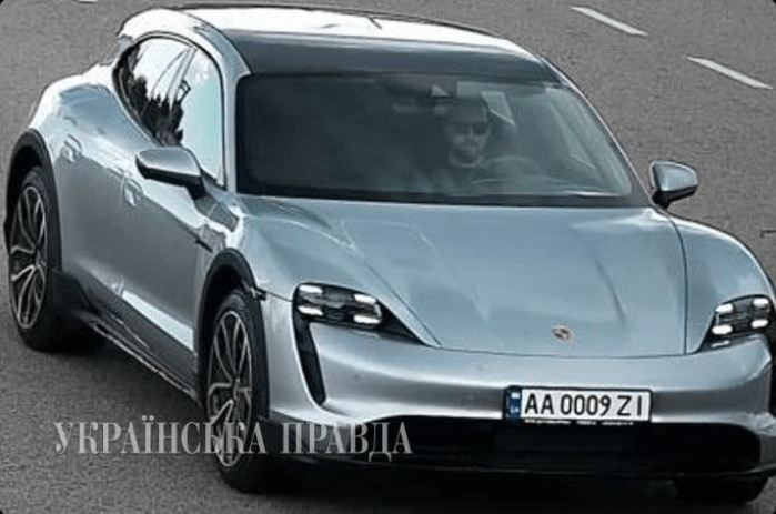 Na Ukrajine začali konanie proti médiám, ktoré zverejnili fotografiu elitného auta zástupcu náčelníka Zelenského