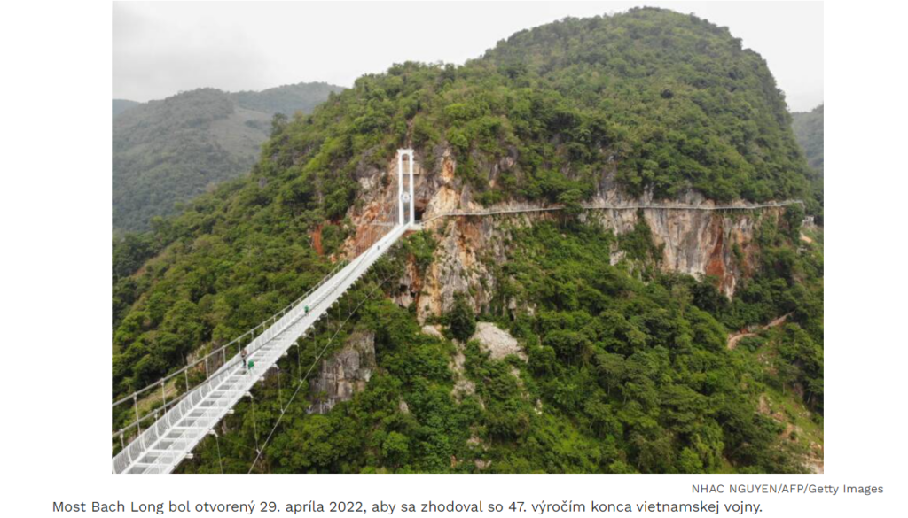 Vietnam otvoril najdlhší most so skleneným dnom na svete v ohromujúcom horskom parku