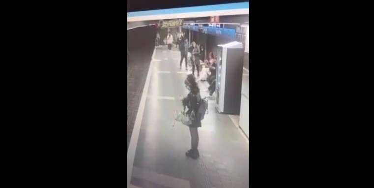 Útok v metru. Muž původem ze severní Afriky s dlouhým trestním rejstříkem, bez jakékoliv provokace brutálně zaútočil na několik žen čekajících na nástupišti metra