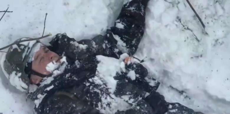 Ruský voják zasažený granáty svrženými z dronu (VIDEO)