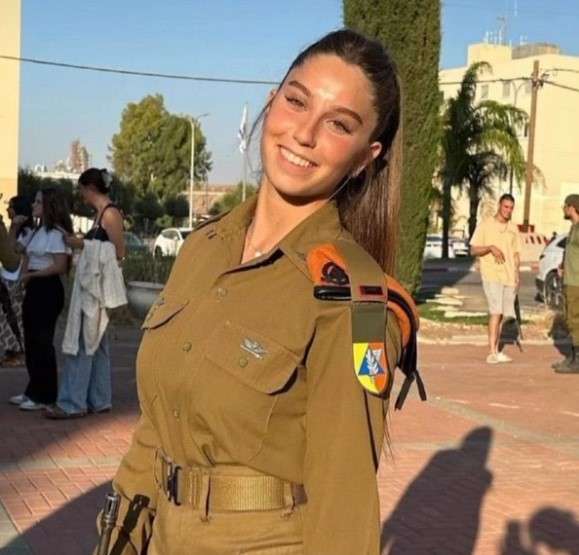 Adar Ben Simoneová (20), sloužila jako důstojník, velitel a vojačka v pátrací a záchranné brigádě. Dne 7. října pronikli teroristé na její vojenskou základnu