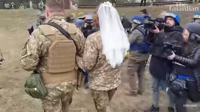 Vojnová svadba na Ukrajine! Aj v pekle bojov ľudia prejavujú nádej + VIDEO