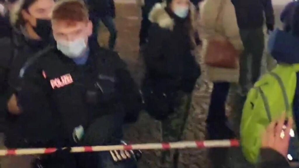 Nemeckí policajti na smiech: Na proteste merali tyčami, ako ďaleko od seba stoja ľudia (Video)