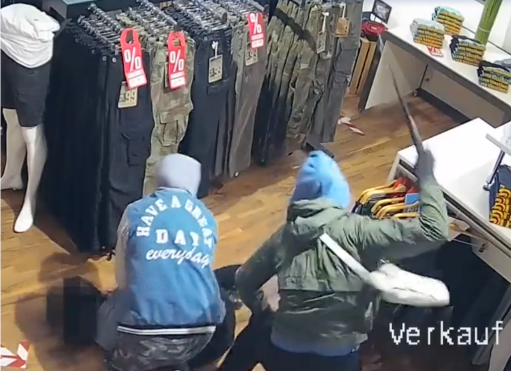 Video: Antifa zbila ženu v nemeckom obchode s oblečením, koordinovala útoky vo viacerých mestách