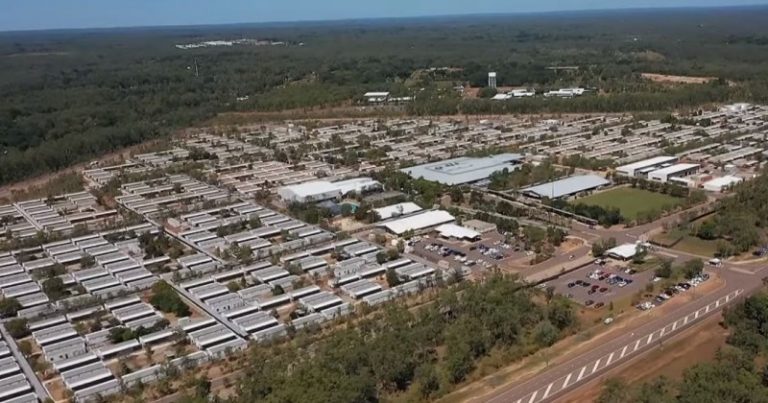 Austrália buduje karanténne tábory pre „prebiehajúce operácie“