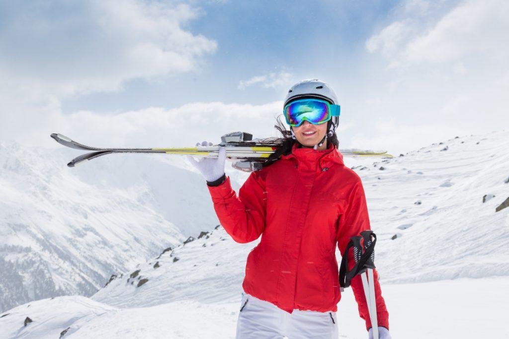 Lyžiarske módy pre nadšené športovkyne: Trendy v dámskych bundách a nohaviciach na túto sezónu
